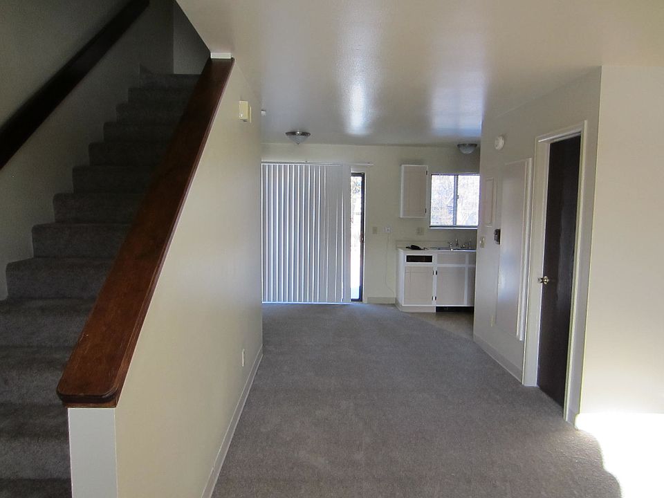 2nd image of 900 Camelot Ct APT 4