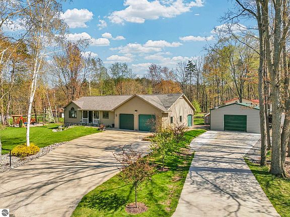 3rd image of 6304 Avon Ln