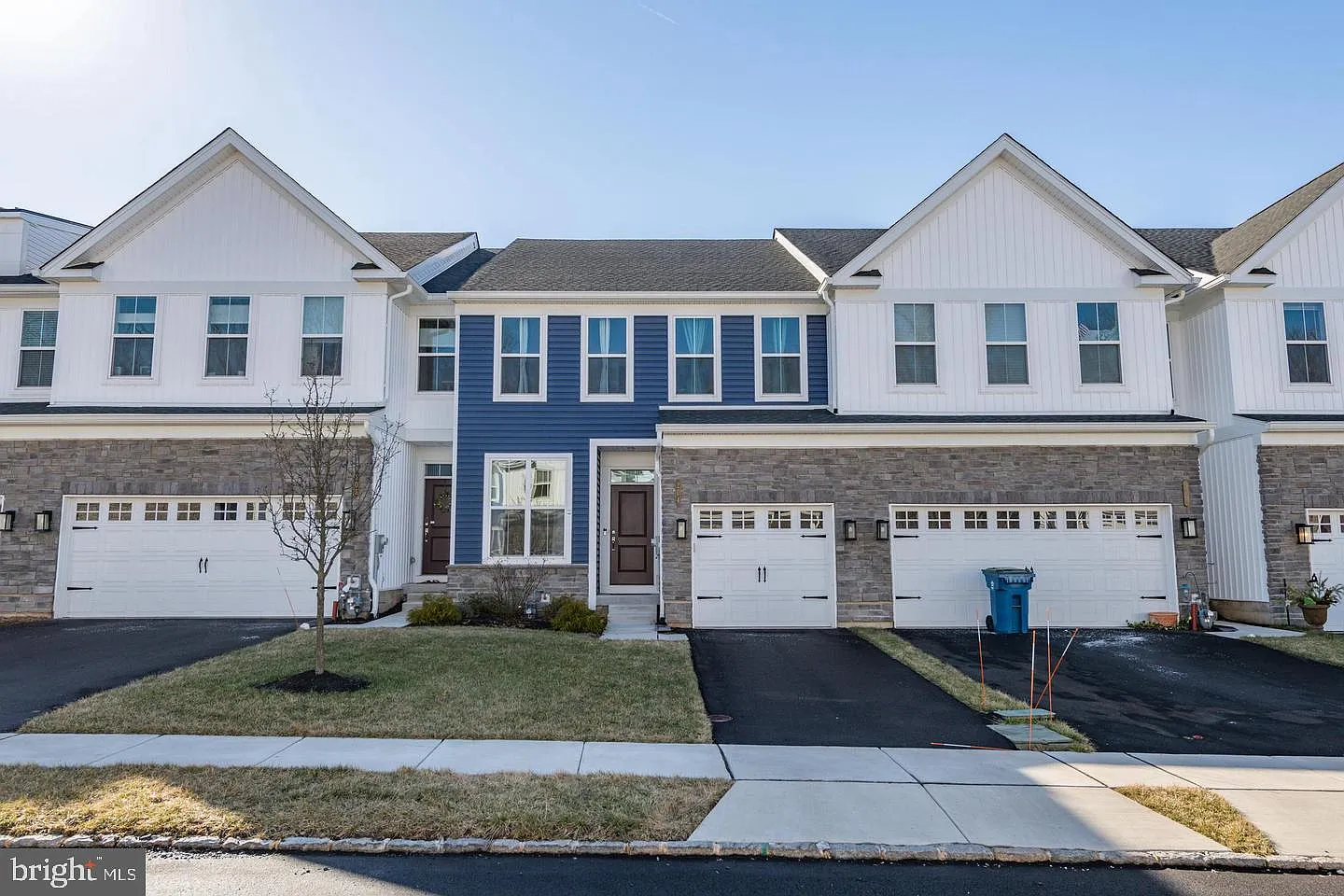 3 bed, 2.5 bath, 2212 sqft, $3,200 — Photo 2