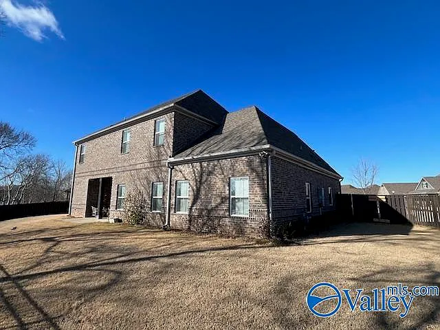 5 bed, 4.5 bath, 3536 sqft, $3,300 — Photo 2