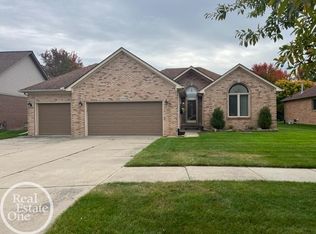 36578 Saint Clair Dr, New Baltimore, MI 48047
