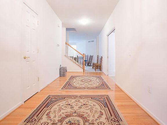 2nd image of 124 Glenmoor Cir S