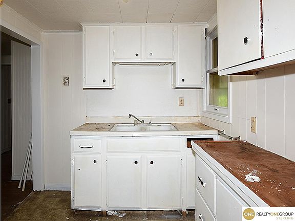 5th image of 4048 Curtis Ave