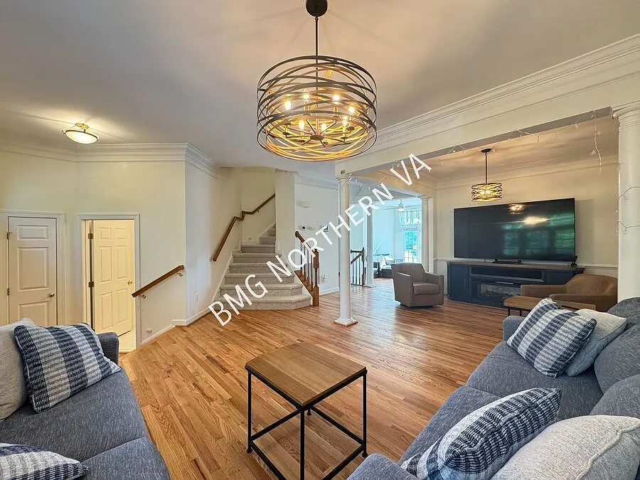 Stunning 3 Bed 2/2 Bath Brick Townhome With Deck And Patio In Scenic South Riding — Photo 3