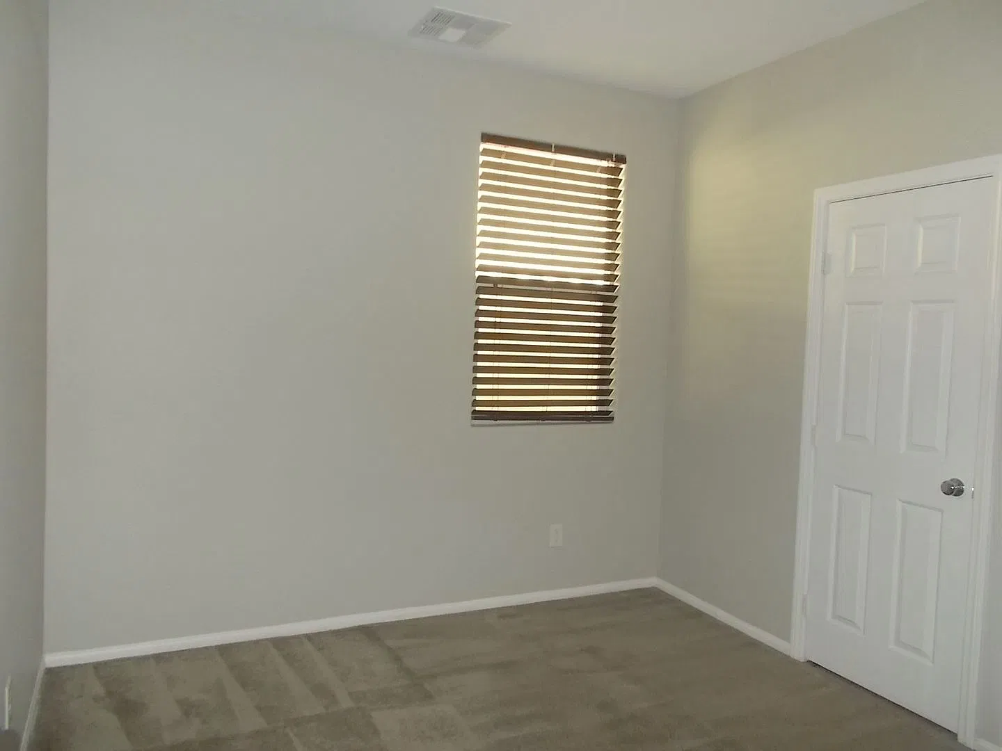 Spacious & Stylish Home with Main-Floor Guest Suite and Gourmet Kitchen — Photo 4