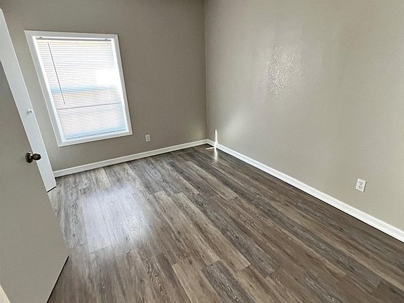 5th image of 304 S Avenue G