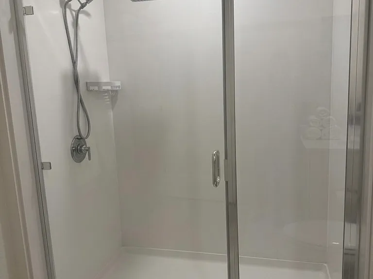 Master shower with rain-fall shower head