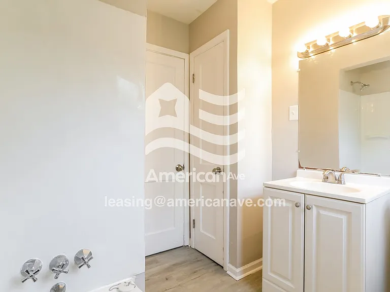 110466_010_main_bathroom_10.jpg