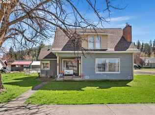 206 W 1st St, Wallowa, OR 97885