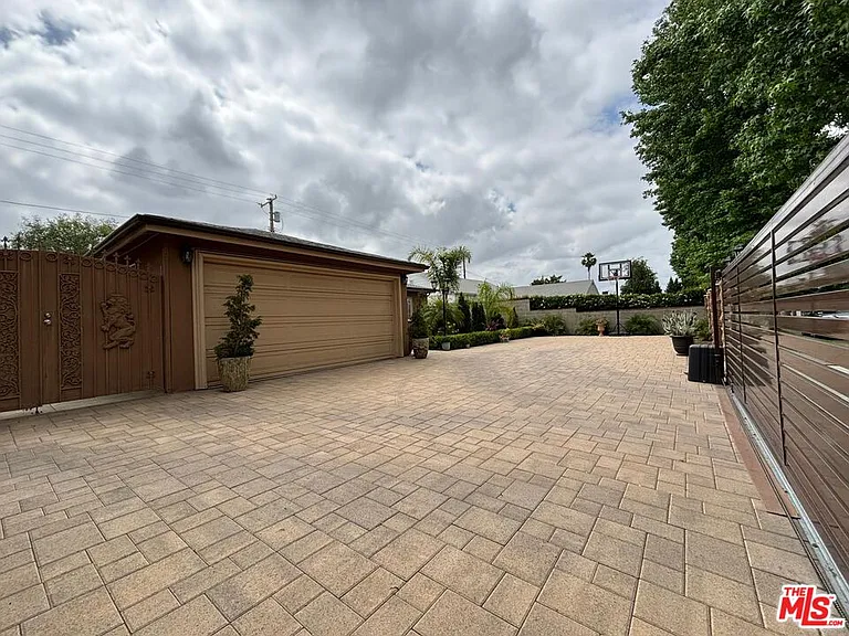 6550 Van Noord Ave — Photo 4