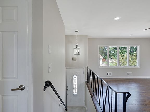 4th image of 132 Washington Dr