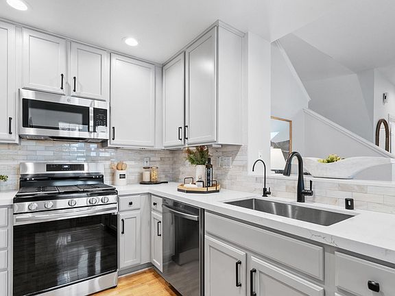 5th image of 672 Willow St