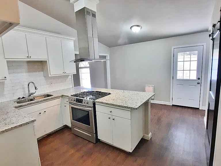 1320 Iris Ln — Photo 8