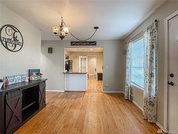4th image of 2620 W Texas St