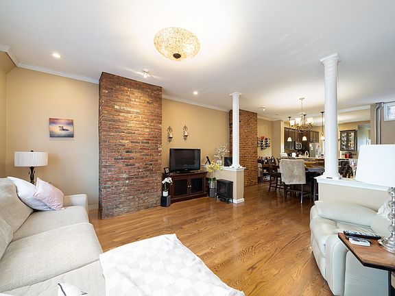 5th image of 364 New York Ave