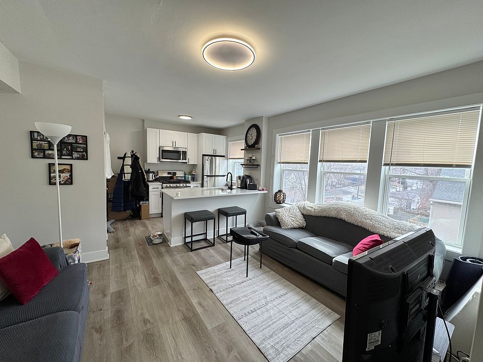 1st image of 2059 W Summerdale Ave APT 3