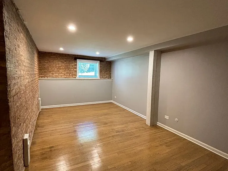 843GA W Barry Ave — Photo 1