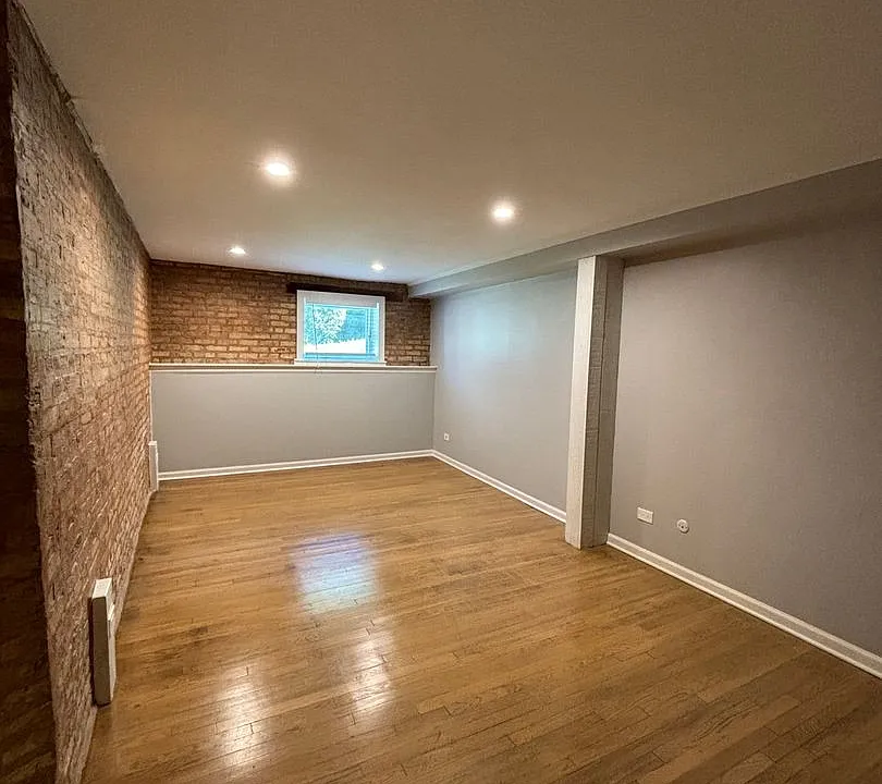 843GA W Barry Ave
