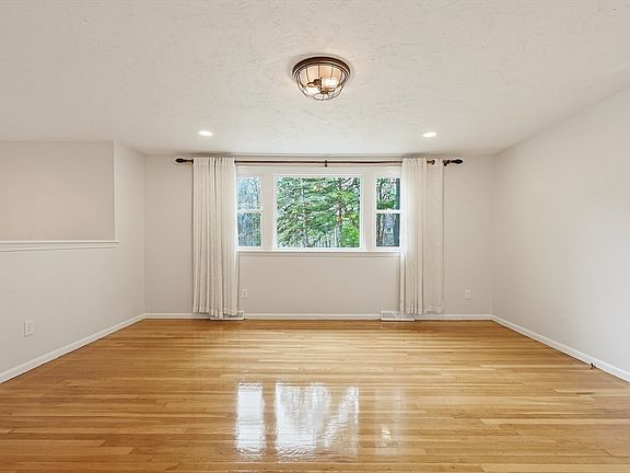 5th image of 26 Beaver Brook Rd