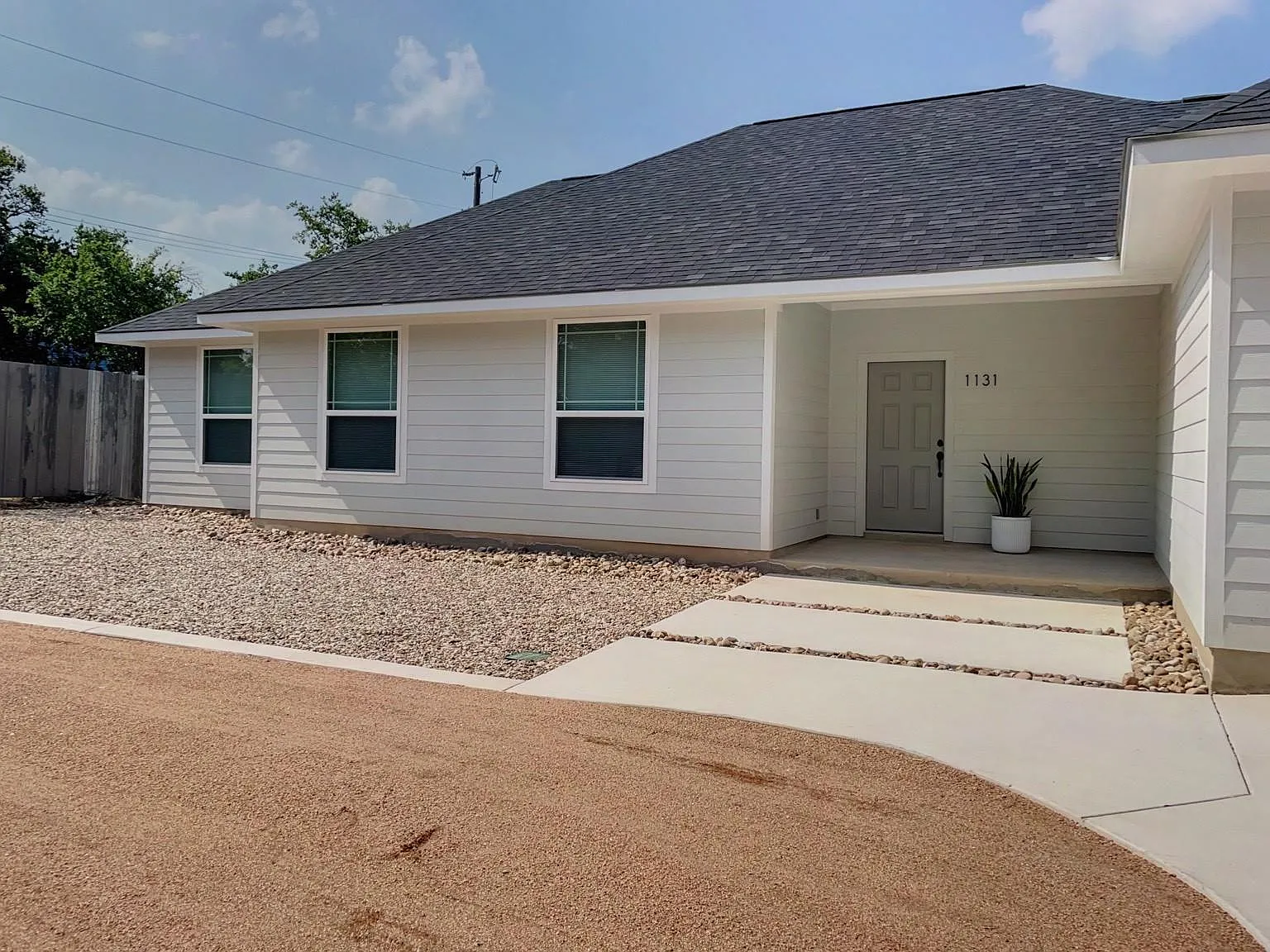 4 bed, 2.0 bath, 2005 sqft, $2,500 — Photo 3