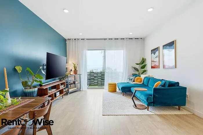 594 Hudson Ave — Photo 3