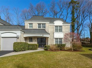 71 Fairway Cir N, Manhasset, NY 11030