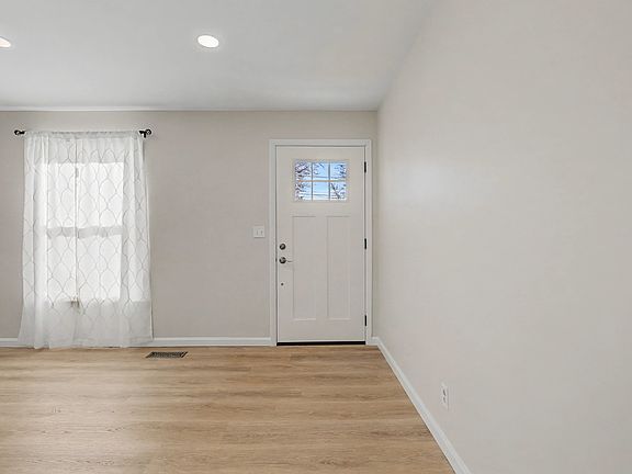 5th image of 652 Harding Pl