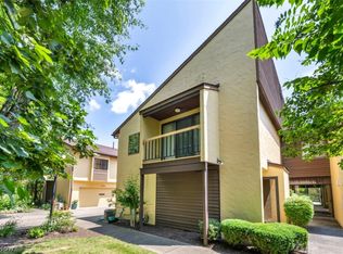 1052 Hampton Ridge Dr, Akron, OH 44313