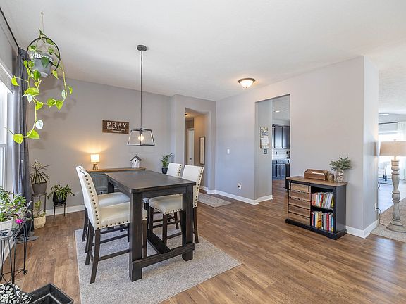 4th image of 4062 Hunt Club Pkwy
