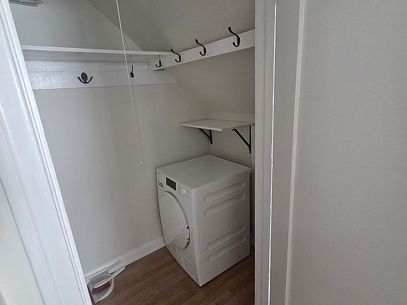 3rd image of 608 N Sycamore Ave #608