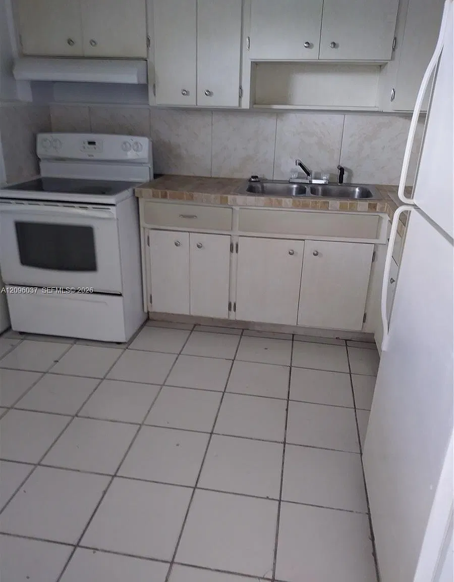 Villas At Cutler Bay Cond — Photo 3