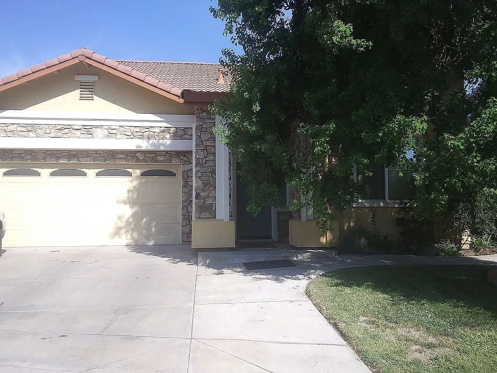 546 Stetson Dr photo 1