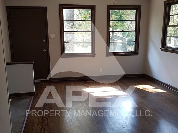 3rd image of 2415 Truman Ave