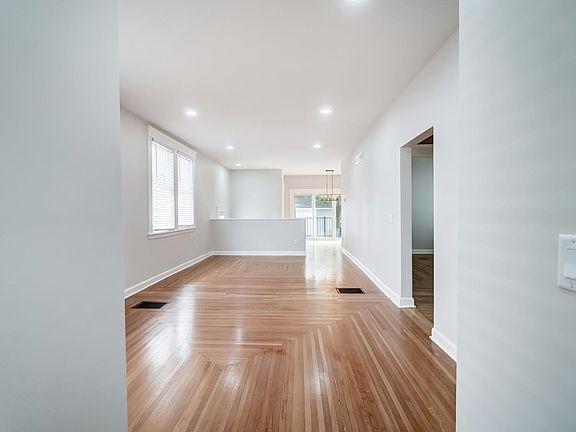 4th image of 4220 31st Ave