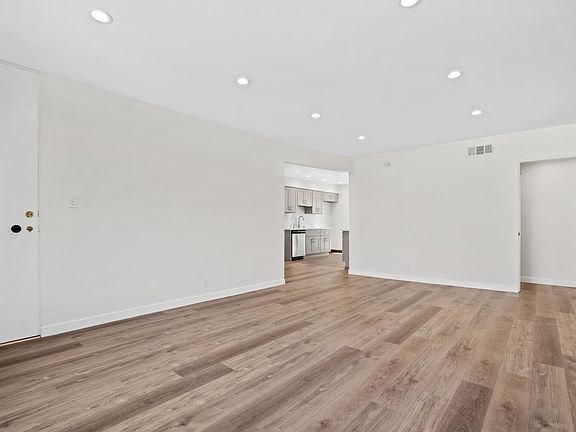 4th image of 232 W Loraine St