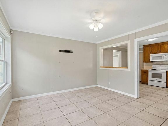 4th image of 810 Crockett Dr