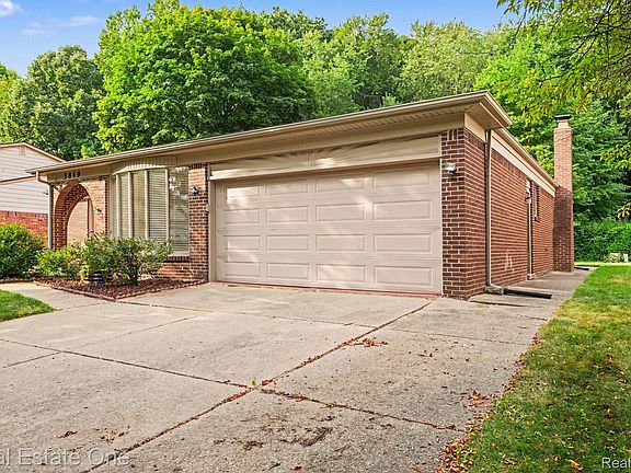 3rd image of 5849 Bingham Dr