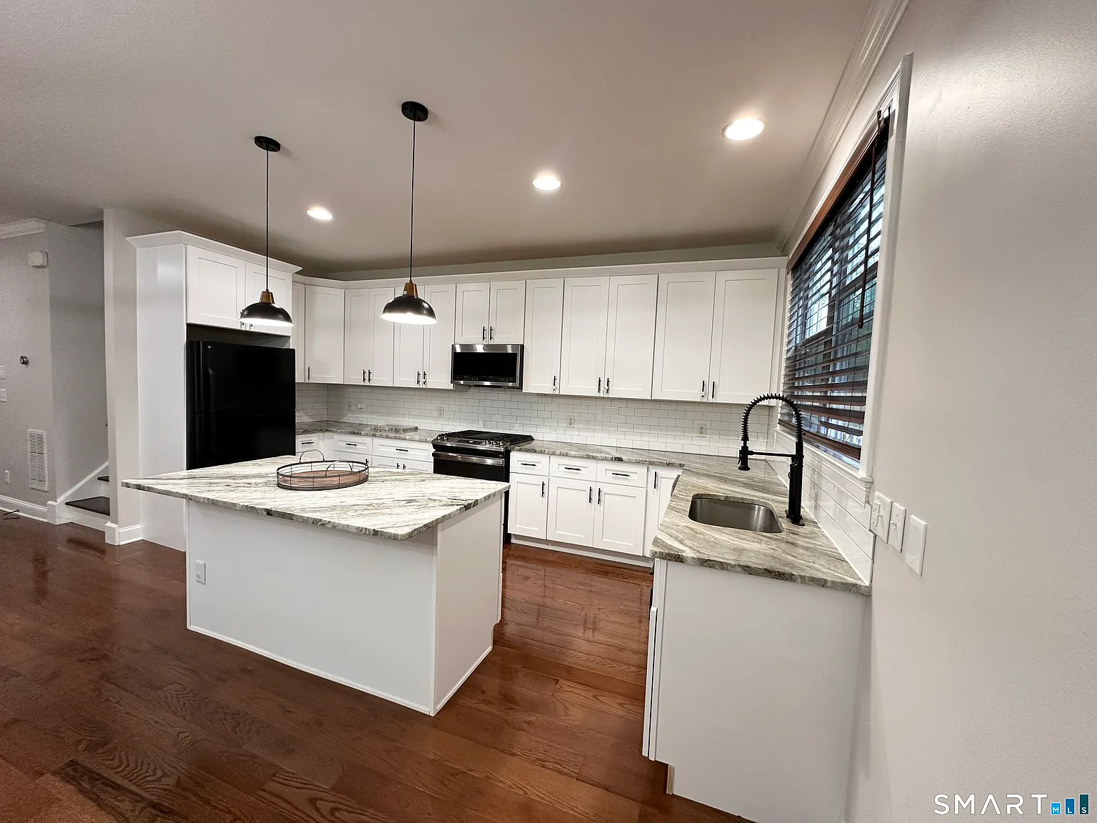 3 bed, 3.5 bath, 2436 sqft, $4,300 — Photo 4