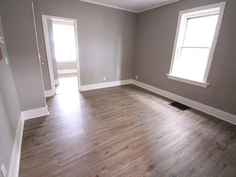 1310 Victoria Ave E #1 — Photo 2