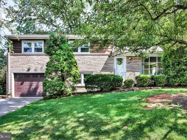 263 S 6th St, Mount Wolf, PA 17347