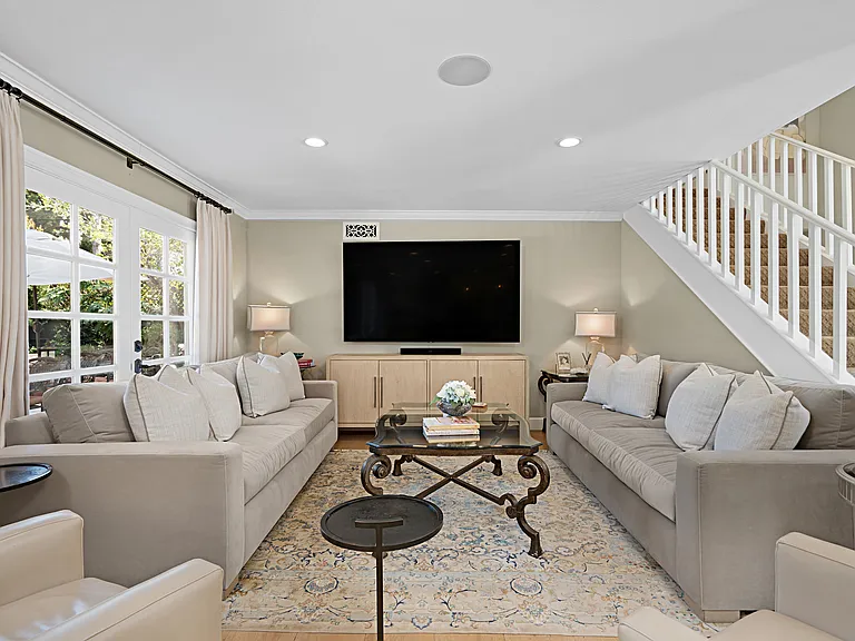 1574 Devonshire Ave — Photo 5