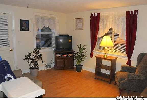 3rd image of 1521 Dawnview Dr