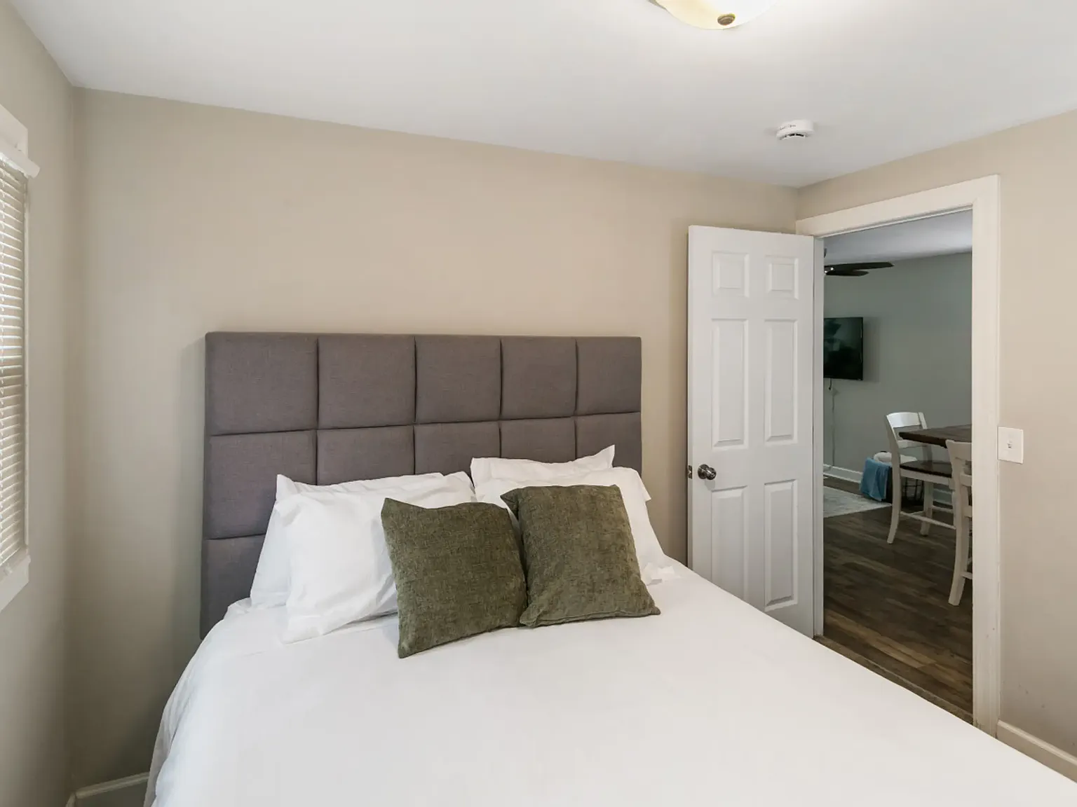 2 bed, 800 sqft, $3,000 — Photo 1