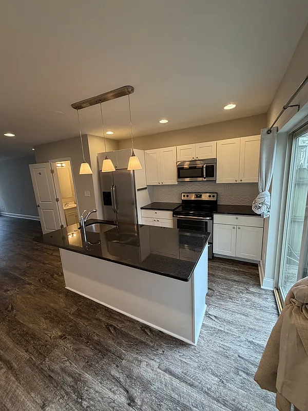 2 bed, 1.5 bath, $1,650 — Photo 2