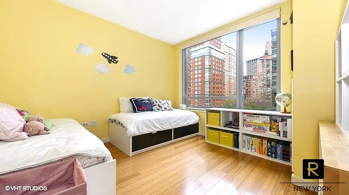 Sold by R New York | media 7