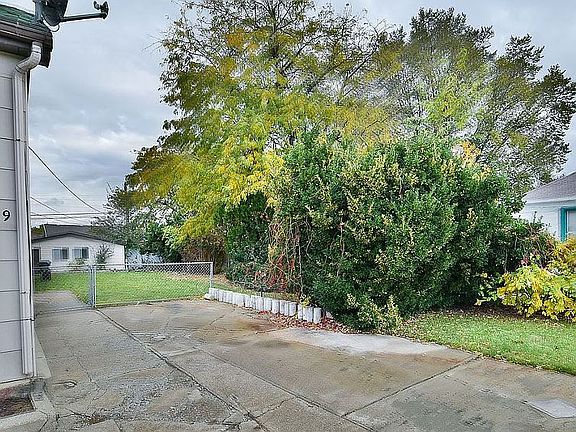 3rd image of 569 S Montgomery St
