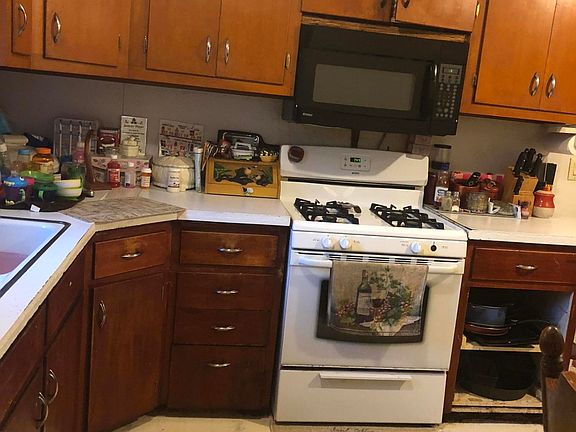 5th image of 1060 Woodridge St