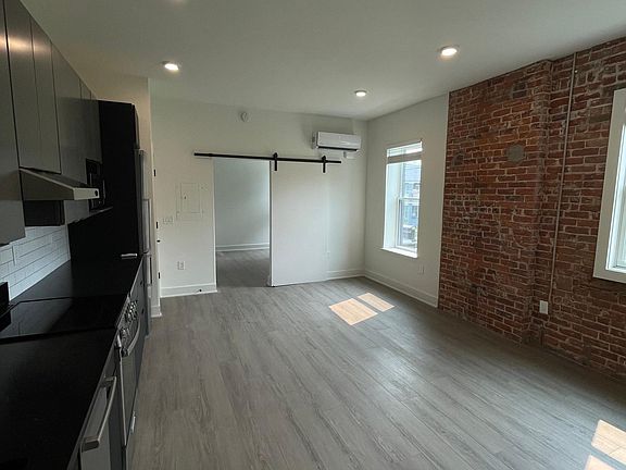 4th image of 1240 Oak St #9