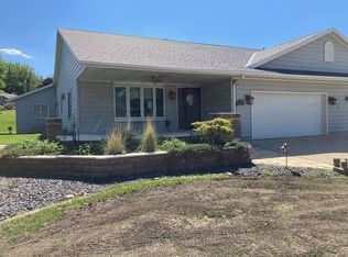 620 Des Moines Dr, Windom, MN 56101