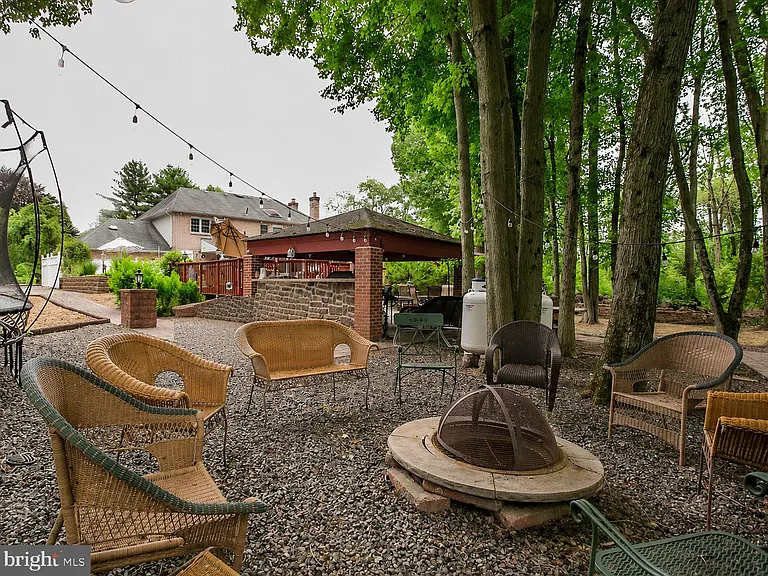 1135 Romsey Dr — Photo 36